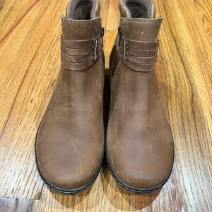 Collections by Clarks women's side zip Cora Rae Dark Tan Size 7.5 M Like‎ New